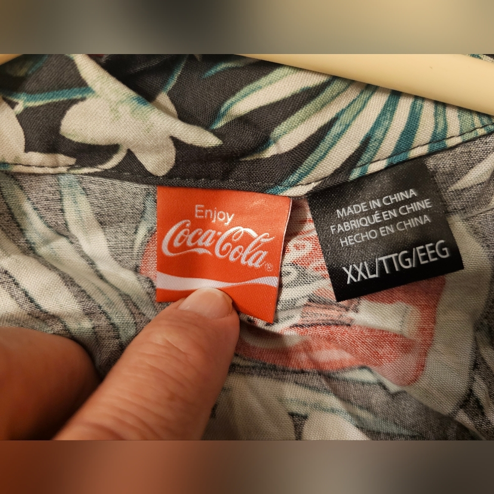 NWT Hawaiian Style Coca Cola Casual Button Up Shirt. Size:XXL. - Picture 2 of 5